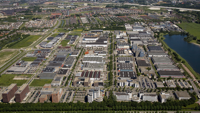 802404 Luchtfoto van het bedrijventerrein Oudenrijn (Strijkviertel) te De Meern (gemeente Utrecht), uit het zuidwesten; ...